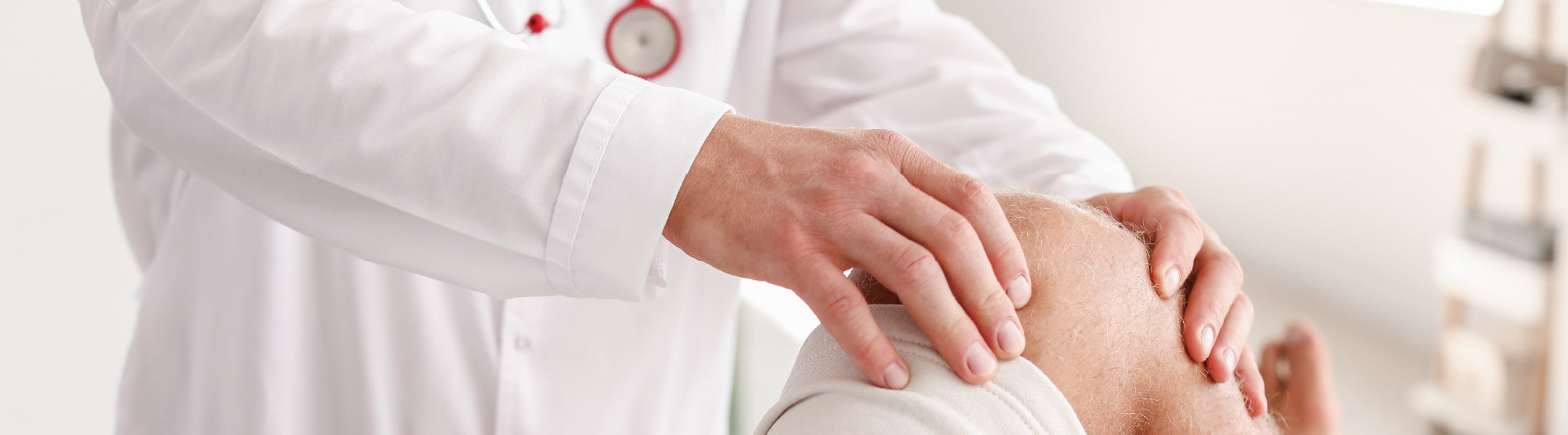 Médecin examinant le genou d’un patient lors d’une consultation pour douleurs articulaires liées à l’arthrose.