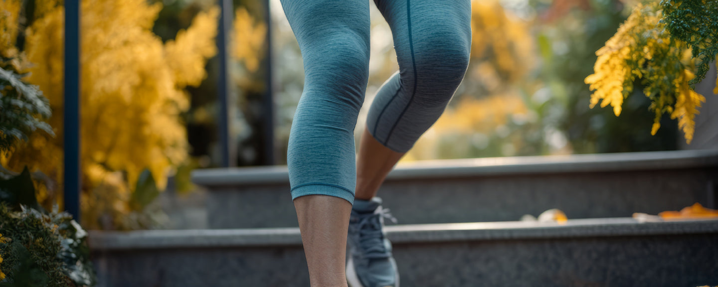 Personne descendant des escaliers, illustrant un exercice physique bénéfique pour les articulations du genou.